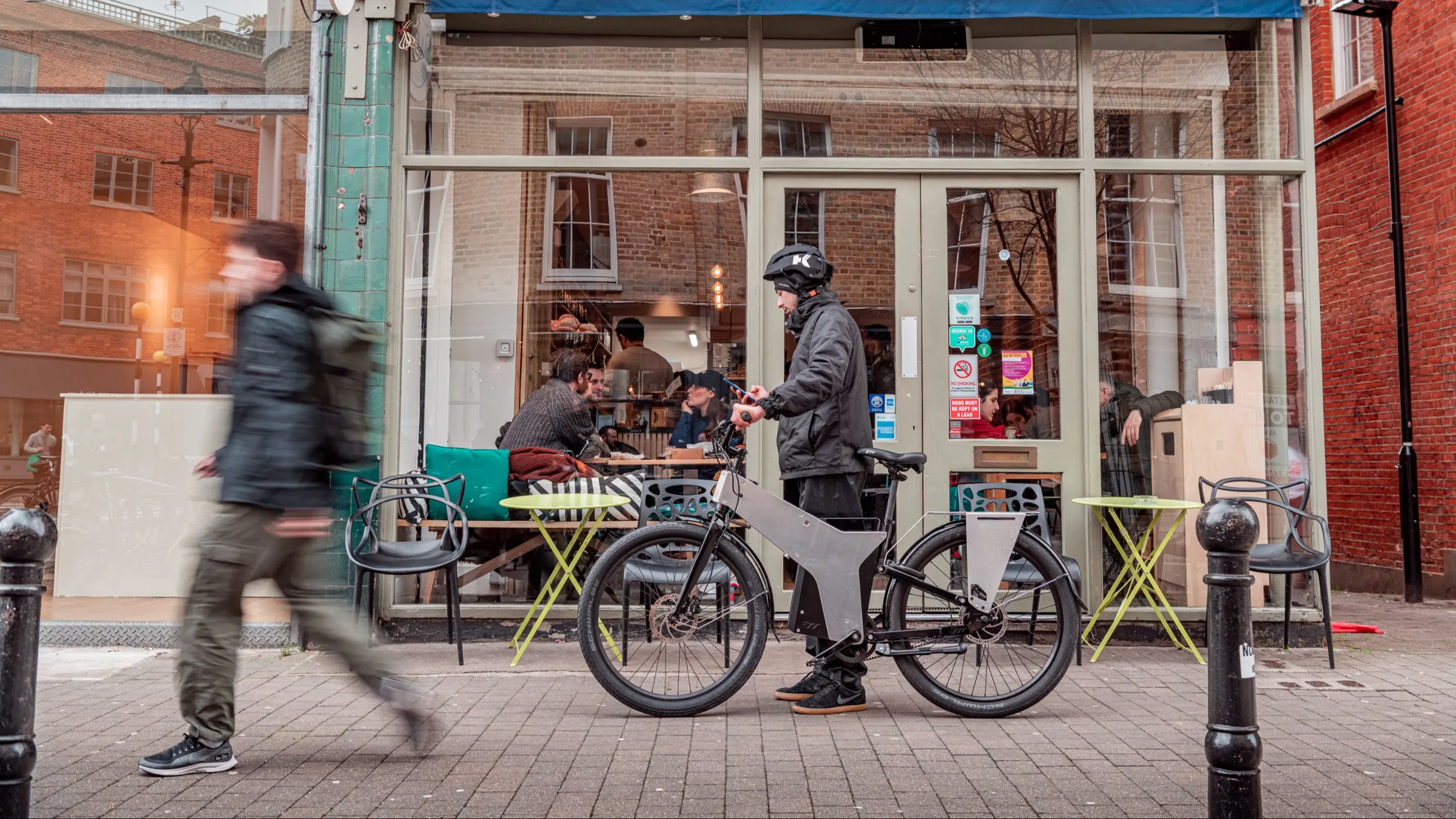 Rider with a Trayser 2.0 outside a London café