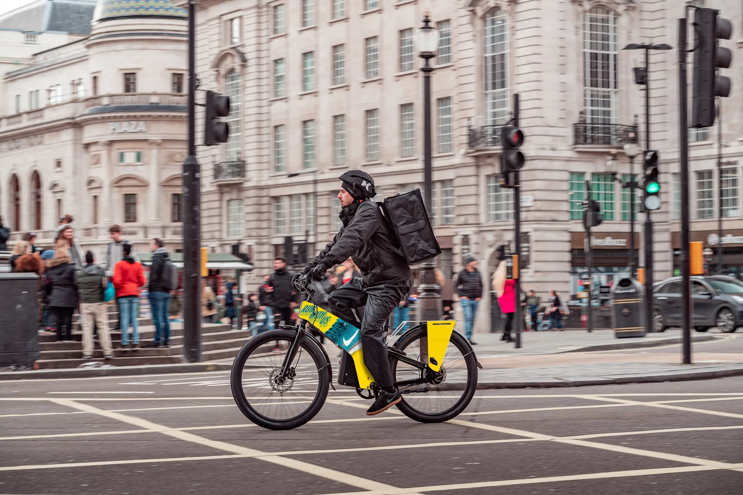 Courier riding an ETT Trayser 2.0 through London