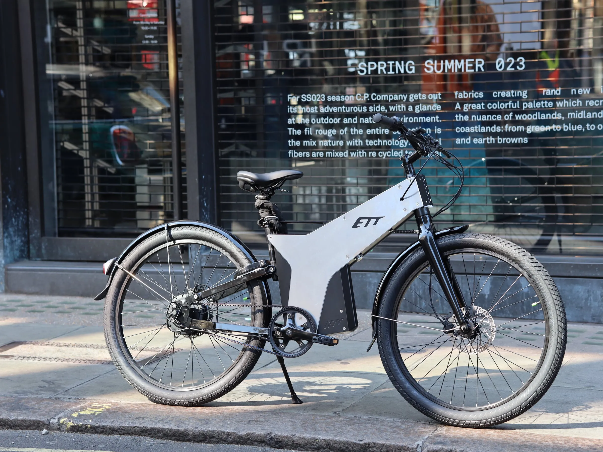 ETT Trayser 2.0 in front of a London shopfront